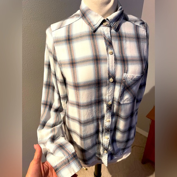 Universal Thread Women Long sleeves Plaid Shirt in medium - Picture 3 of 10